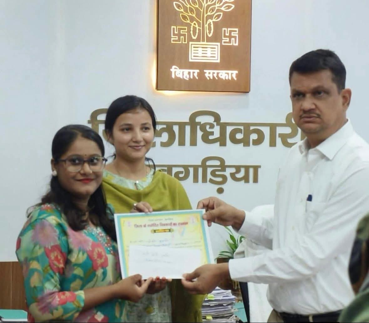 प्रतिभावान कलाकारों को डीएम ने किया सम्मानित, प्रशस्ति पत्र देकर बढ़ाया उत्साह