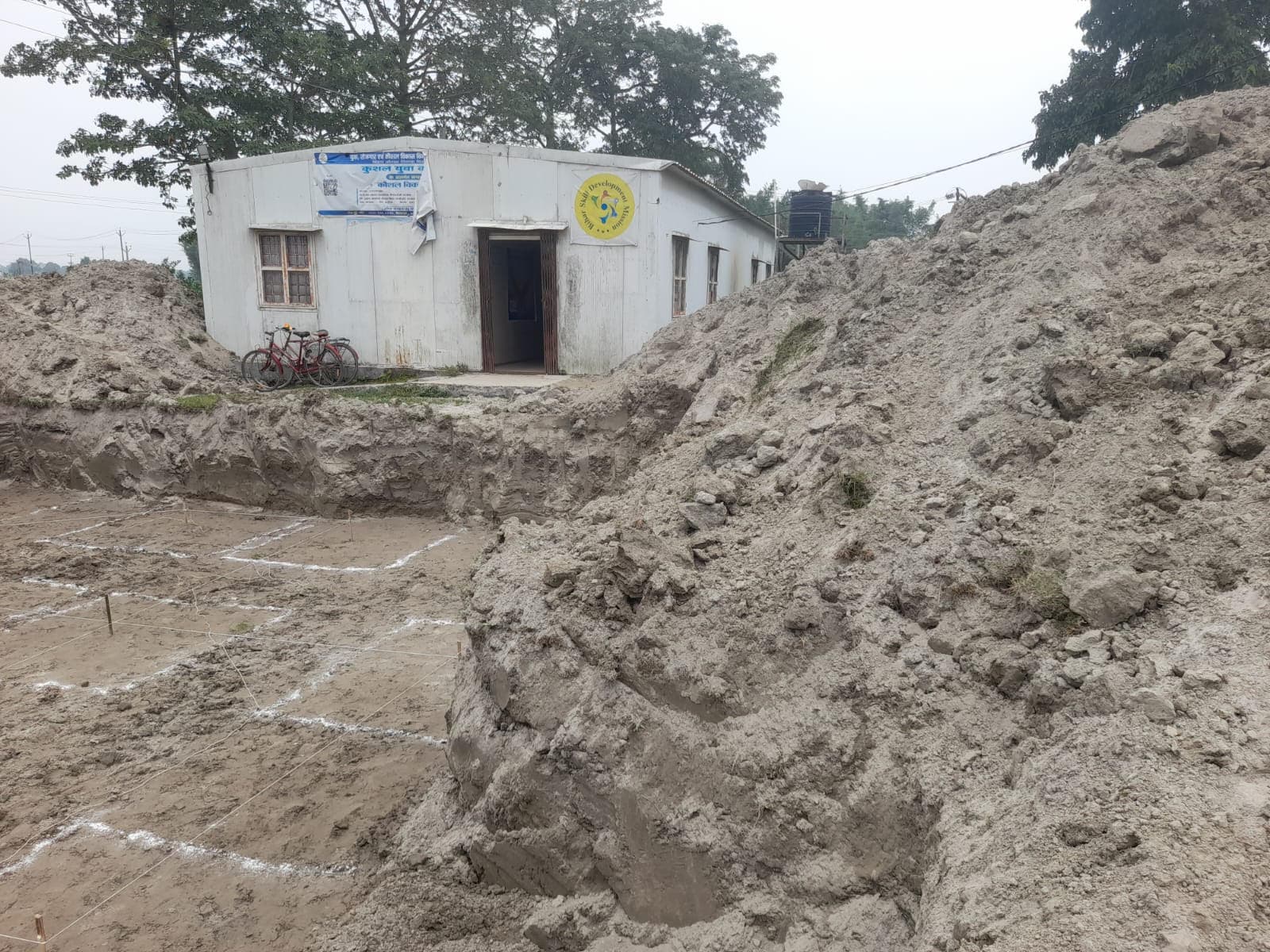 भरगामा कौशल विकास केंद्र के प्रवेश मार्ग पर मिट्टी का ढेर, प्रशिक्षुओं को परेशानी