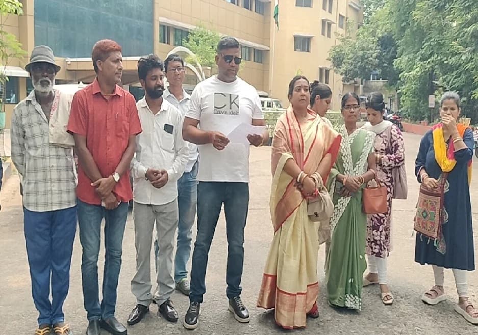 Jamshedpur News : जनसमस्याओं को लेकर जिला परिषद सदस्य ने उपायुक्त को सौंपा ज्ञापन