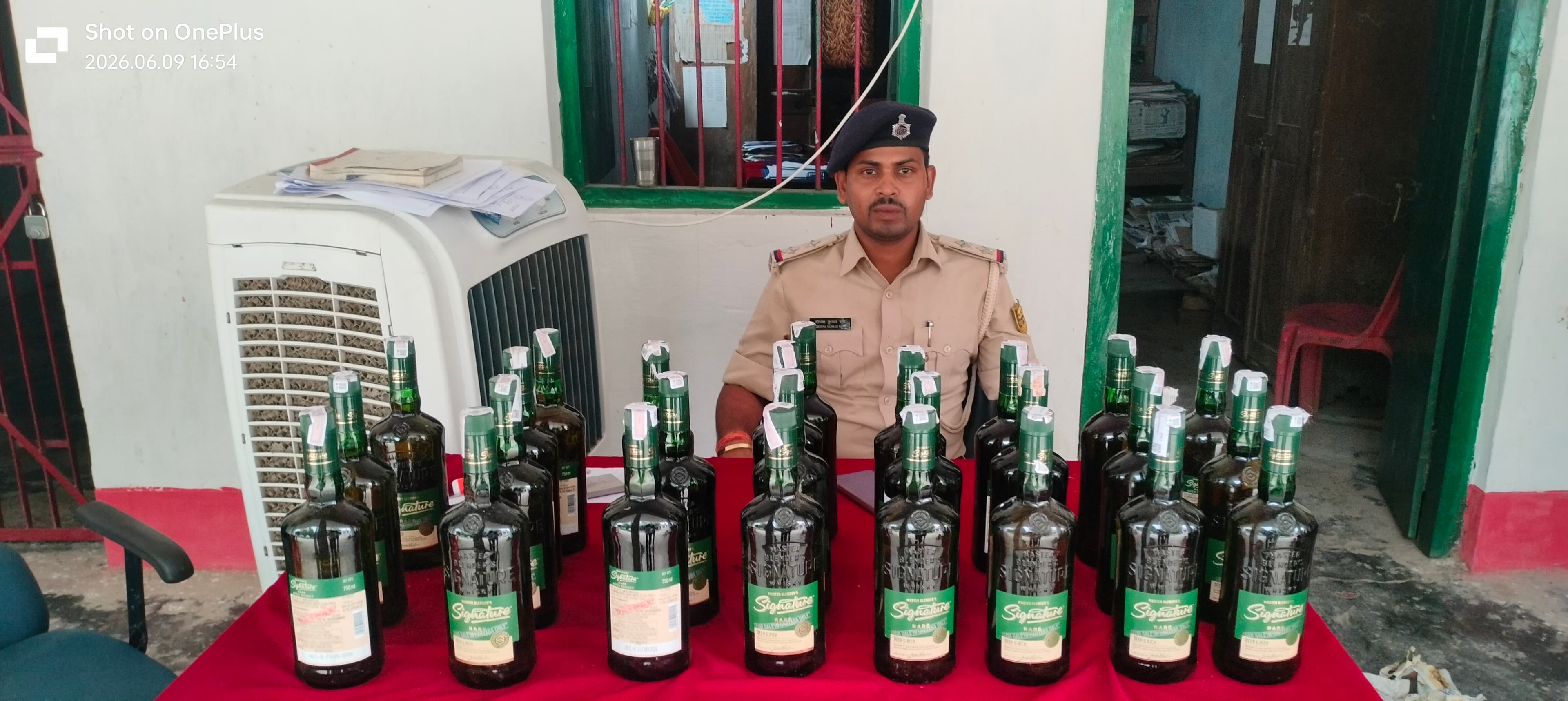 छापेमारी में 20 लीटर शराब बरामद, तस्कर फरार