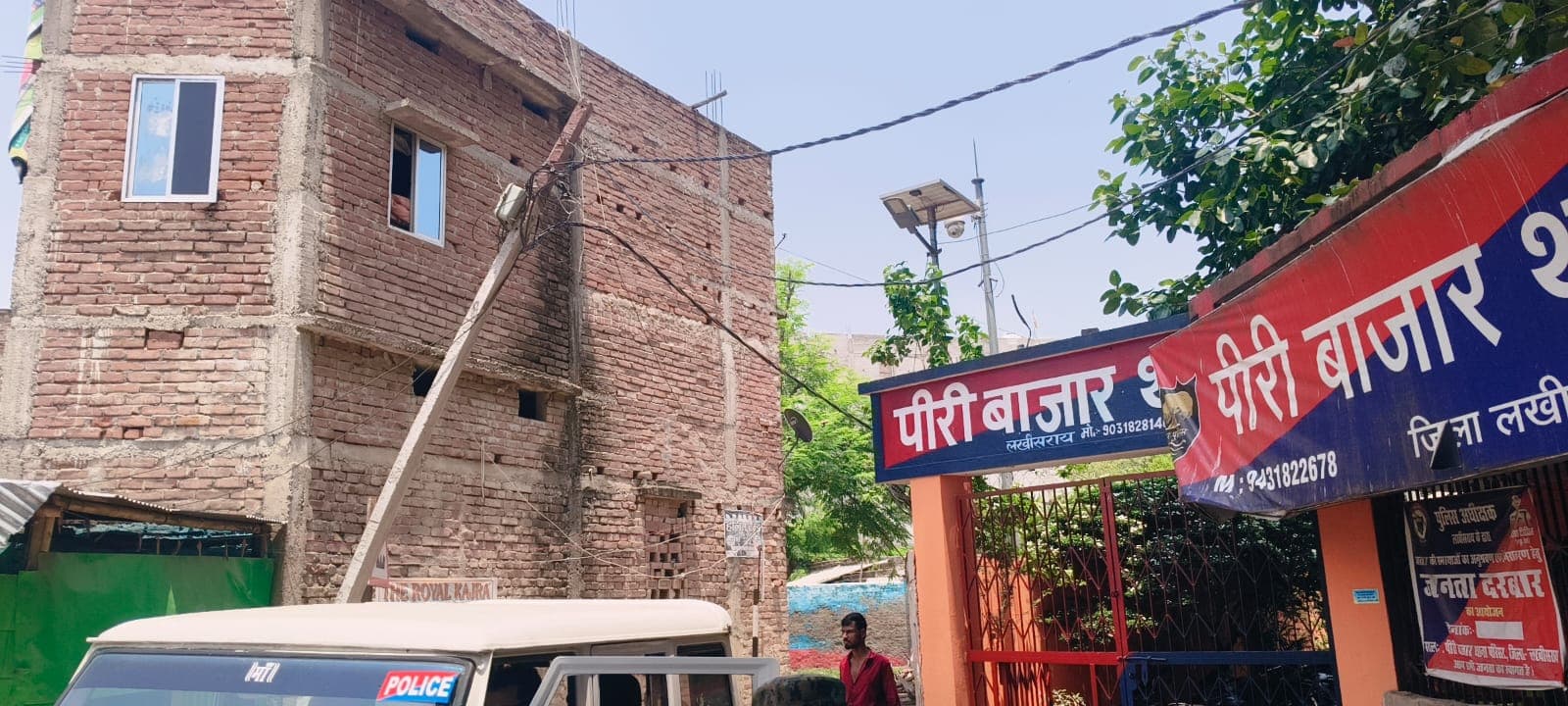 पीरीबाजार थाने के समीप झुका विद्युत पोल, हादसे का डर