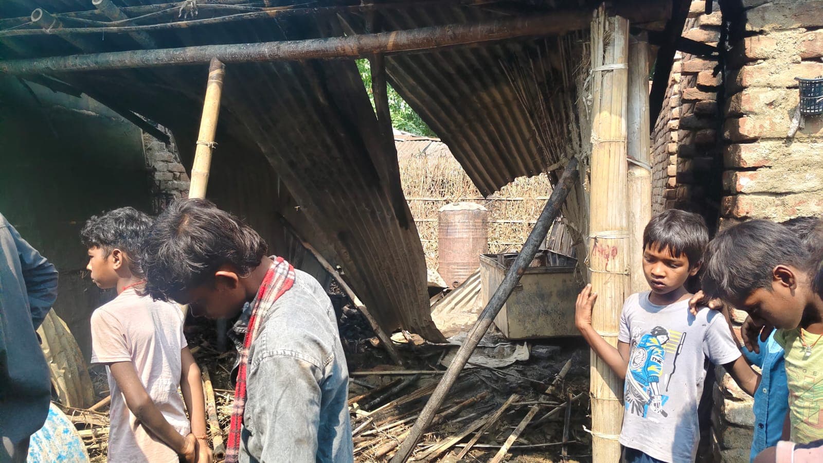 कैलू टोला में चूल्हे की चिंगारी से तीन घर जले, एक लाख नकद समेत लाखों की संपत्ति स्वाहा