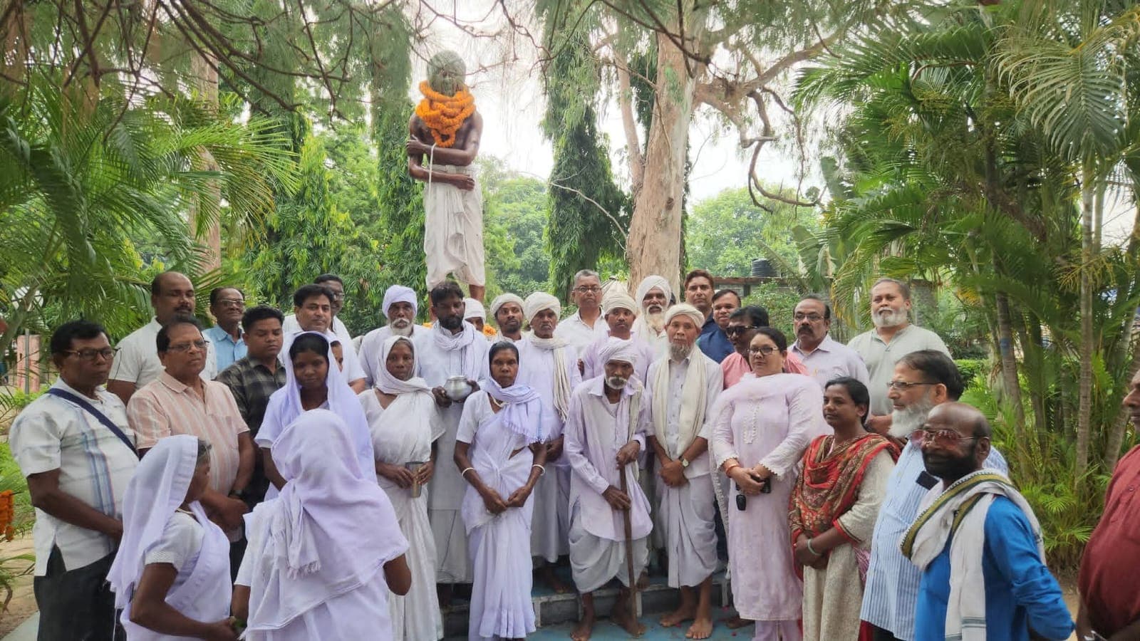 सांसद ने बिरसा मुंडा को दी श्रद्धांजलि