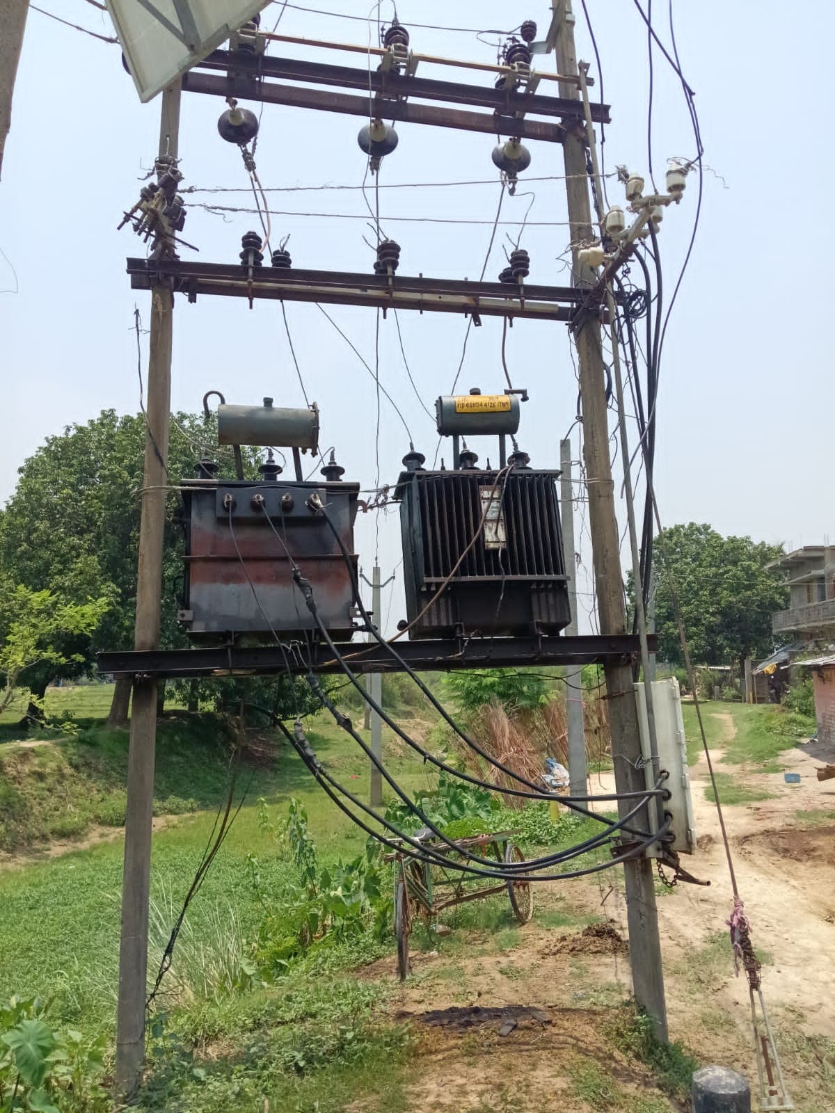 ट्रॉसफार्मर पर उपभोक्ताओं का अधिक बोझ, चरमरायी विद्युत आपूर्ति व्यवस्था