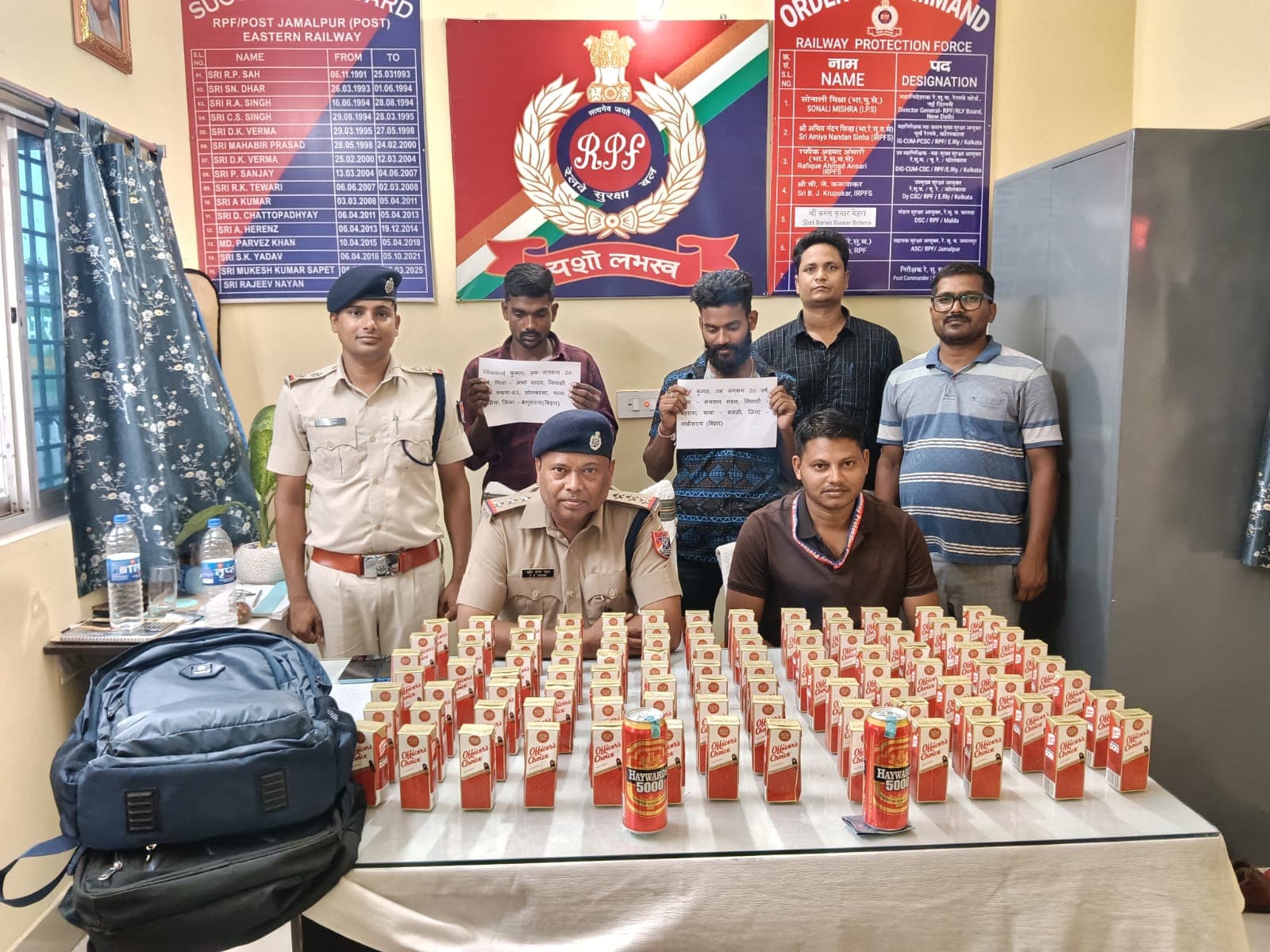 मालदा टाउन-आनंद विहार एक्सप्रेस से 104 बोतल शराब के साथ दो तस्कर गिरफ्तार
