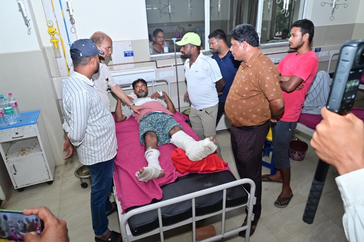 Jamshedpur News : कोवाली थाना प्रभारी पर लगे आरोपों की जांच की मांग, पीड़ित से मिले विधायक संजीव सरदार