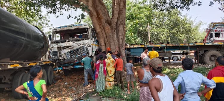 Giridih News : खड़े ट्रेलर में अनियंत्रित ट्रेलर ने मारी टक्कर, चालक की मौत, पुत्र गंभीर