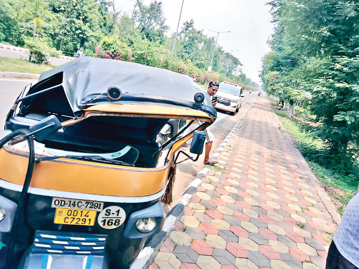 Rourkela News: ऑटो के नीचे दबकर चालक की मौत, महिला घायल