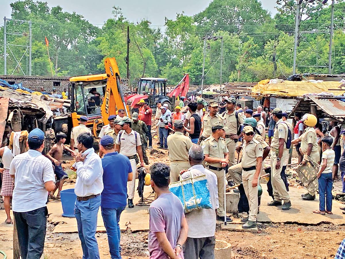 Rourkela News: भारी सुरक्षा व्यवस्था के बीच शिवशंकर नगर में 14 घरों को हटाया गया