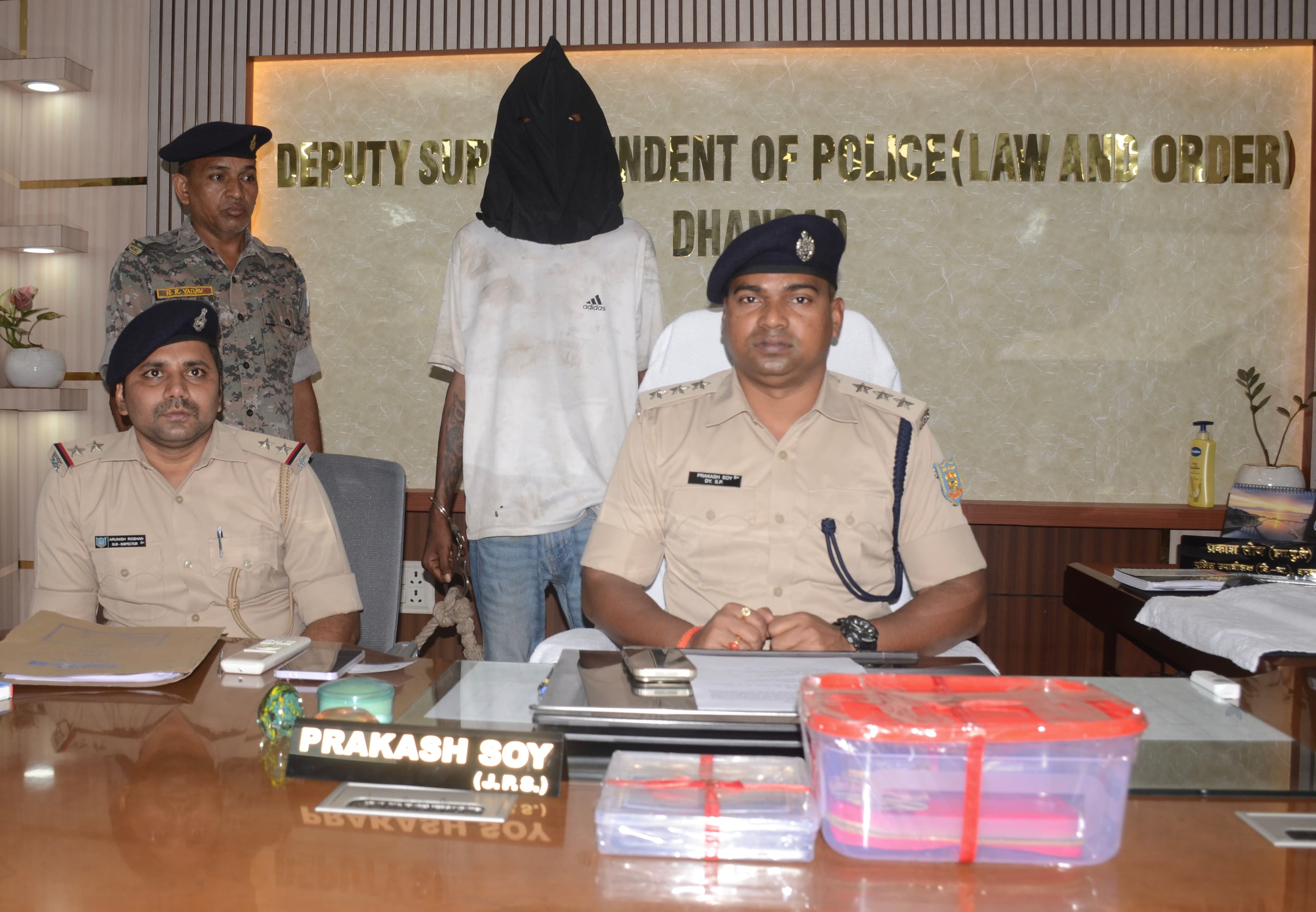 Dhanbad News: पुलिस ने एक आरोपी को भेजा जेल, दूसरा अस्पताल में