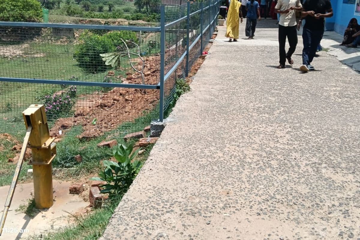 प्रभात इंपैक्ट : खबर छपते ही जागा स्वास्थ्य विभाग, पीसीसी पथ की करायी गयी घेराबंदी