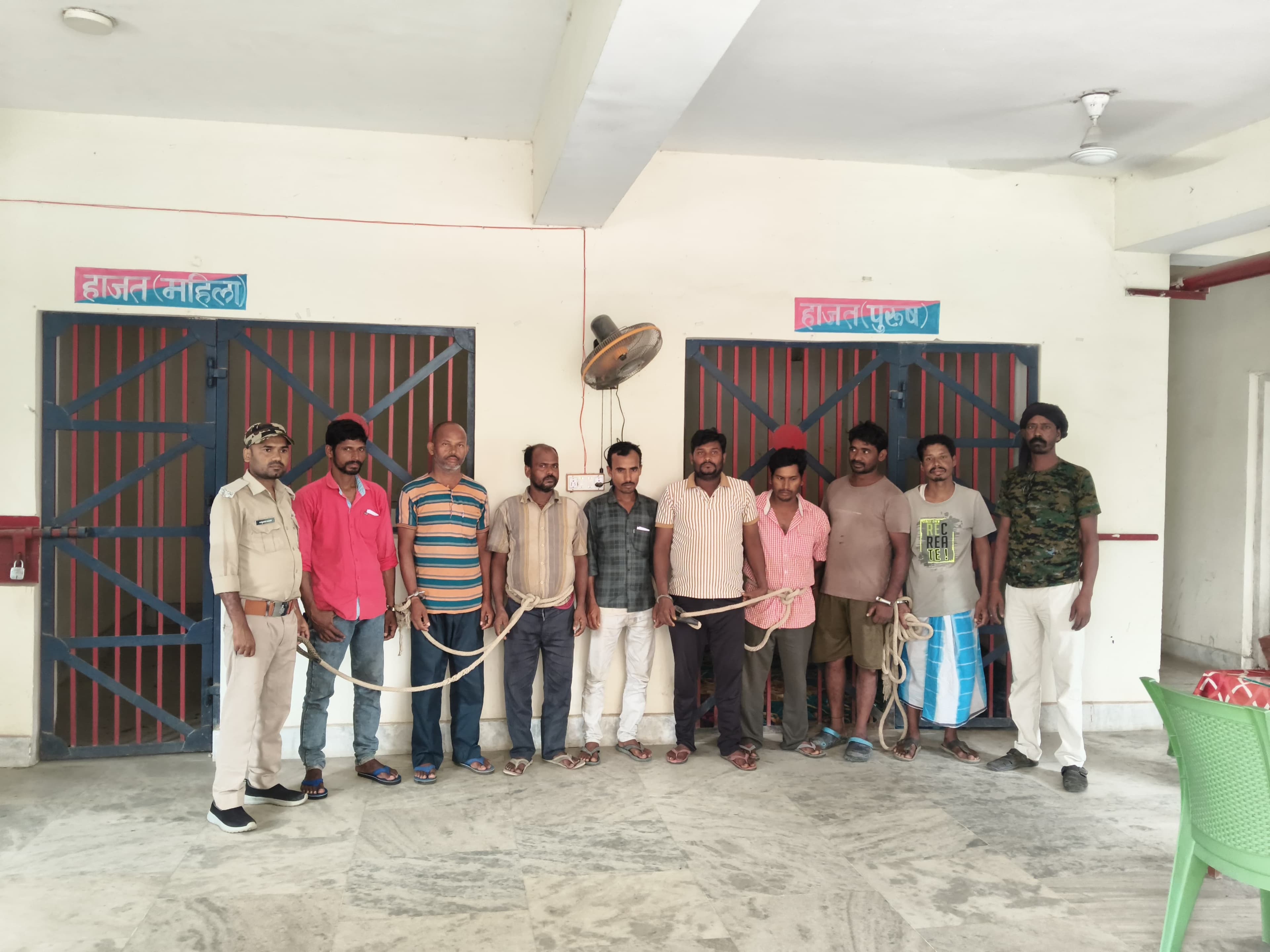 सालमारी पुलिस ने आठ शराबियों को किया गिरफ्तार