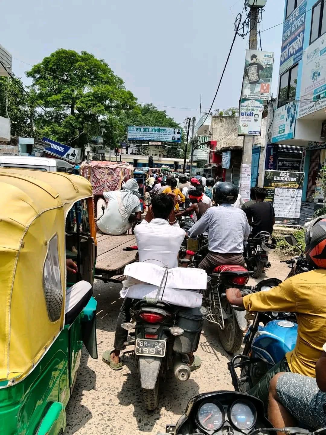 गंगजला लाइट ओवरब्रिज नहीं तोड़ पा रहा जाम का चक्र, राहगीर और बाइक सवार रोज हो रहे परेशान
