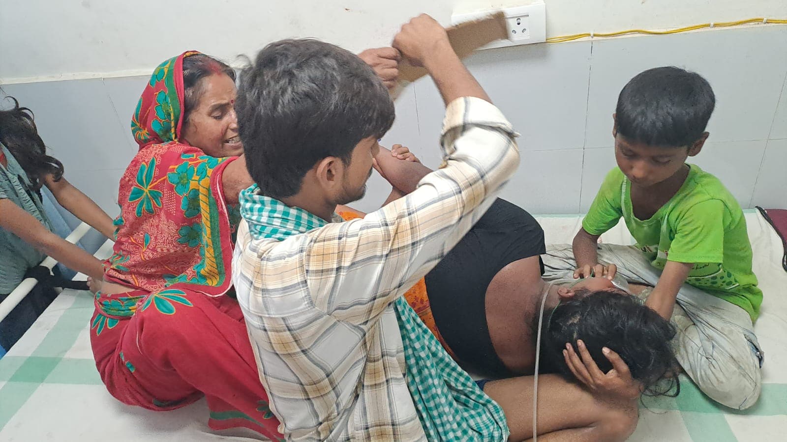 प्रताड़ना से तंग आकर महिला ने लगाई फांसी, हालत गंभीर