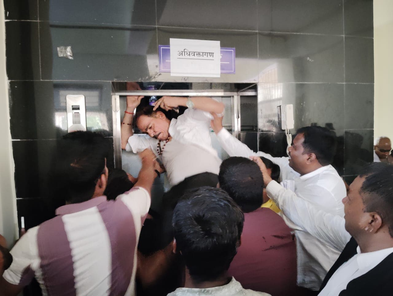 निर्देशों की अवेहलना कर क्षमता से अधिक लोग चढ़ रहे लिफ्ट में, हादसे को आमंत्रण