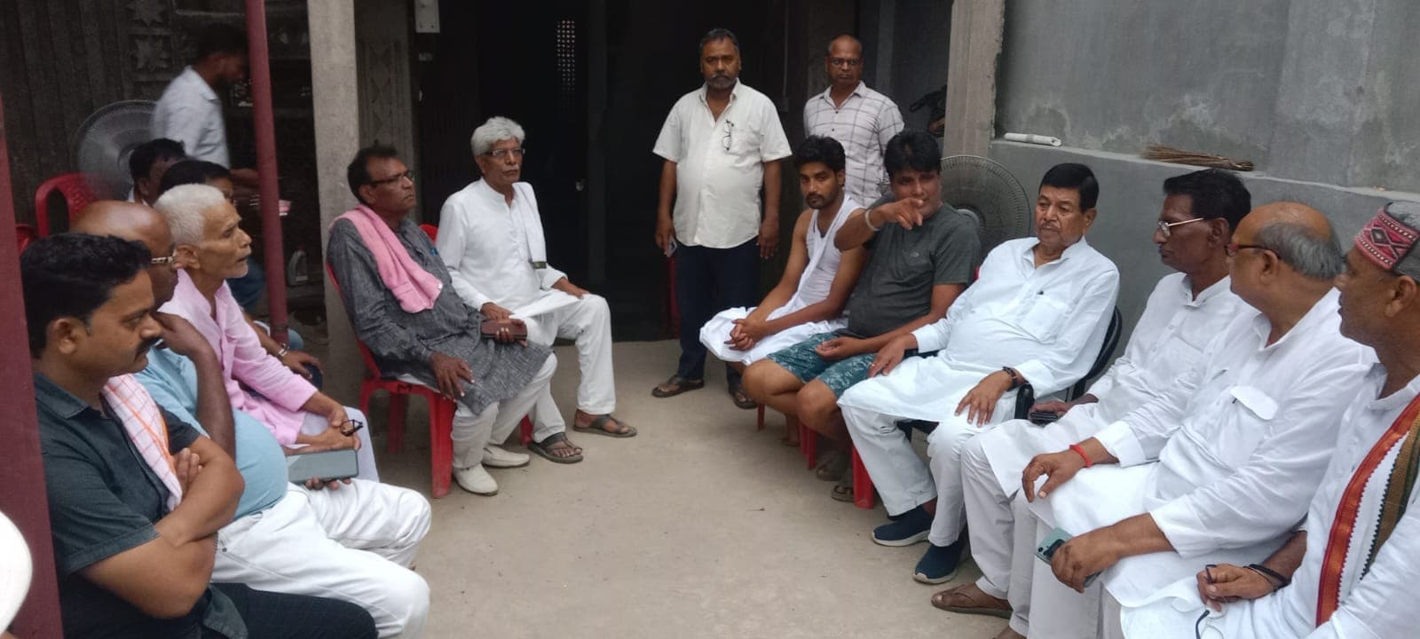 सांसद ने मृतक के परिजनोंं से मिलकर जताया शोक