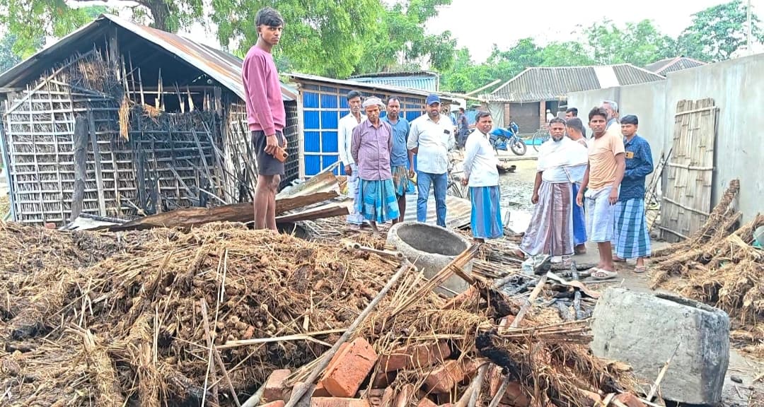 अगलगी में दो घर सहित लाखों की संपत्ति जलकर राख