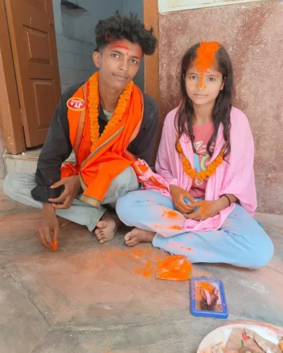 कोचिंग जाने की बात कह घर से निकली युवती, प्रेमी संग शादी की तस्वीर वायरल
