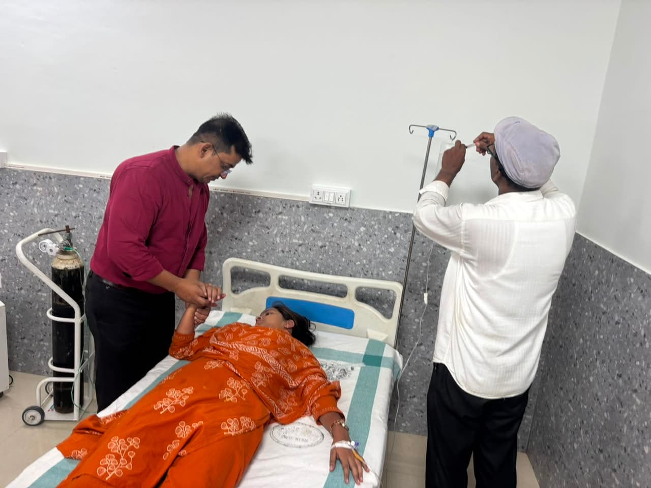 जीविका कर्मी की बिगड़ी तबीयत, सीएचसी में हुआ इलाज