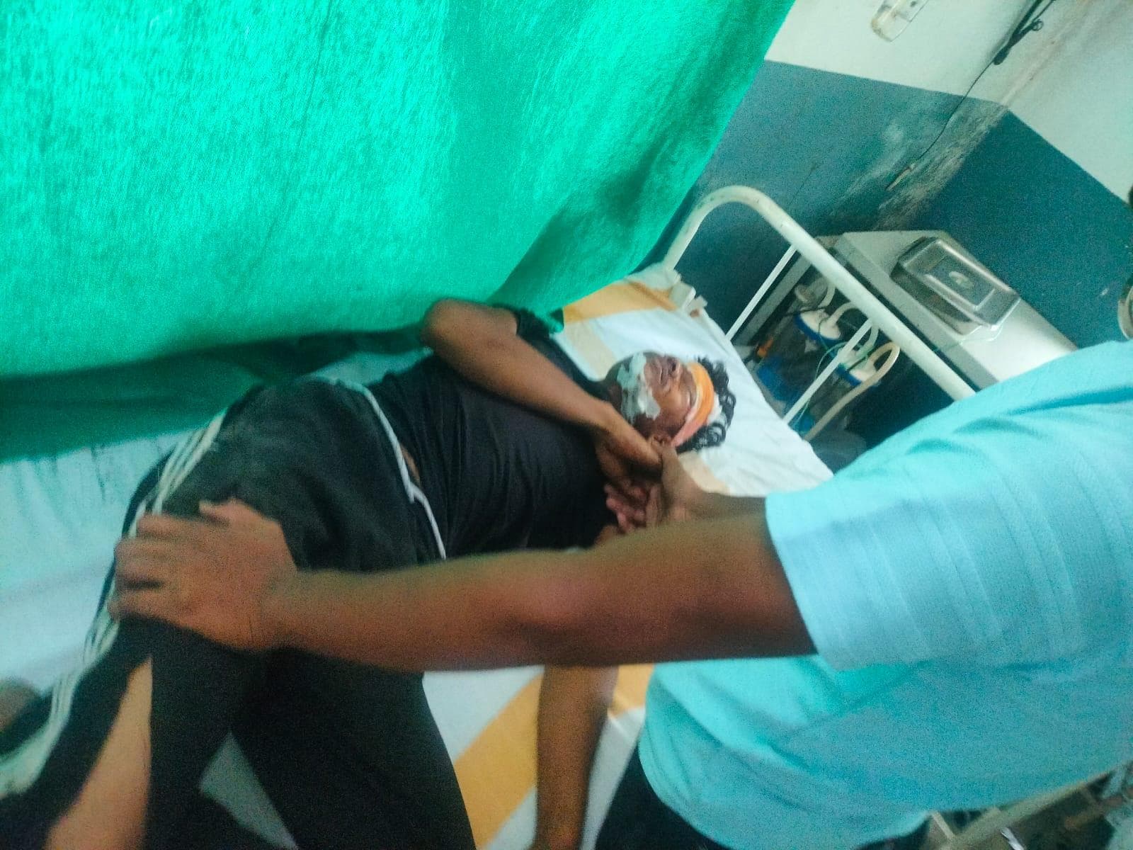 सड़क पर फैले बालू पर बाइक दुर्घटनाग्रस्त, बाइक सवार युवक घायल