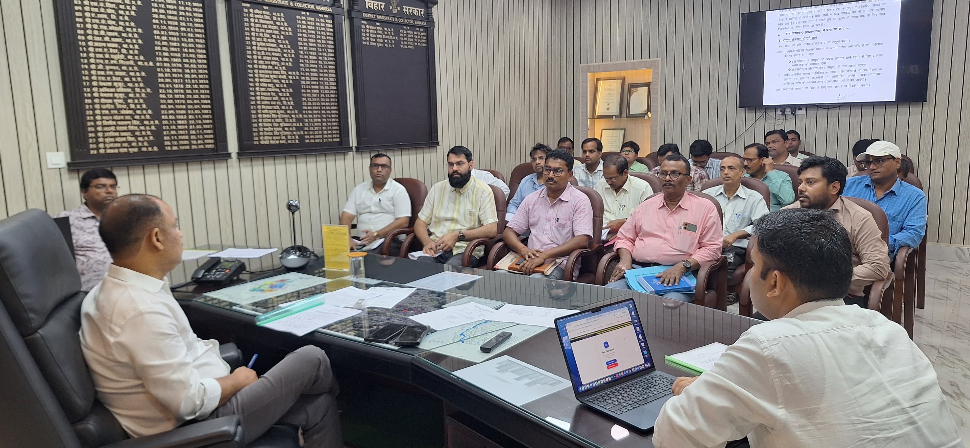 आमजन की आय बढ़ाने पर डीएम का फोकस, गांवों में उद्योग, मखाना व पर्यटन विकास को मिलेगी गति