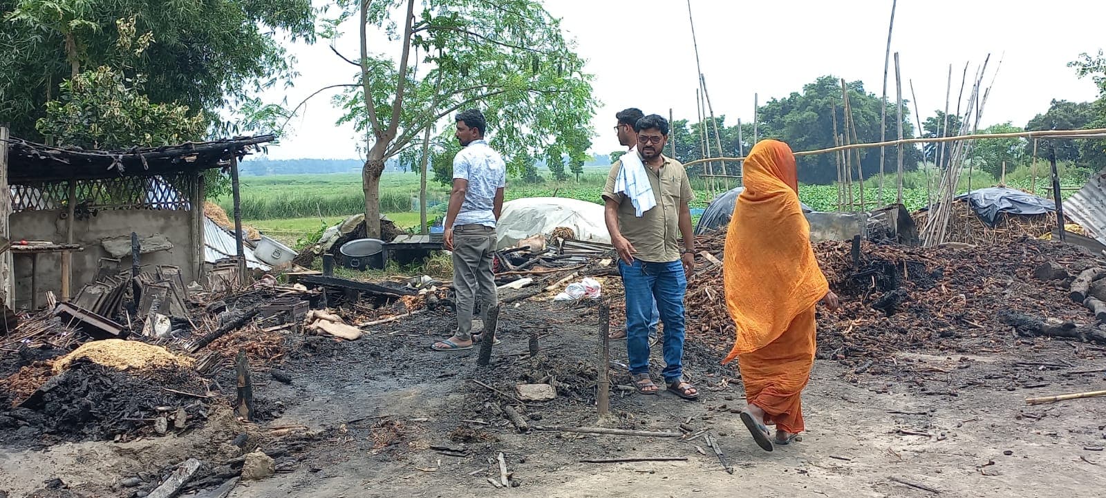 जंगलाटाल में खाना बनाने के दौरान लगी भीषण आग, चार घर राख