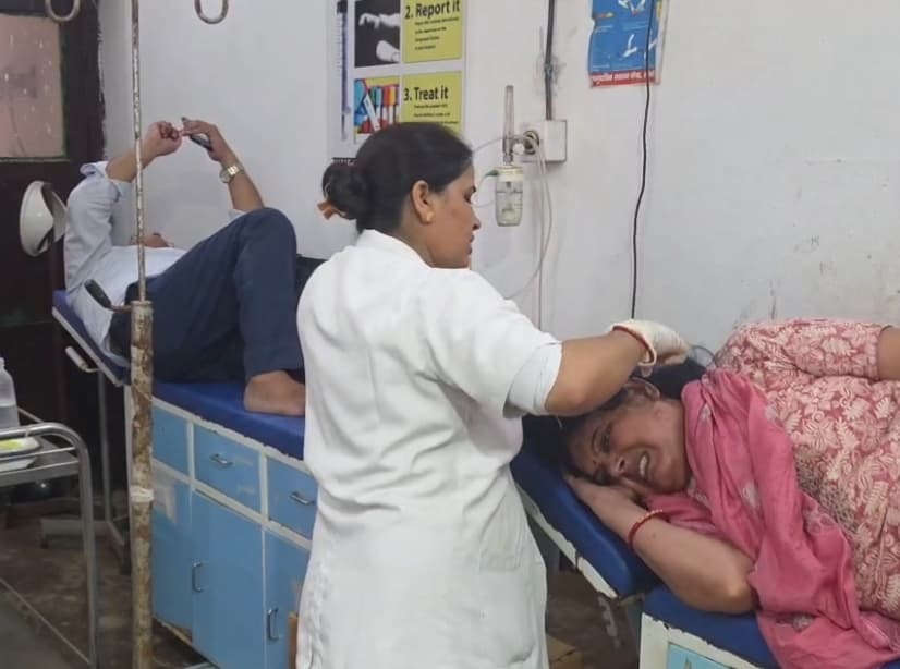 टायर फटने से अनियंत्रित कार पेड़ से टकराया, पांच घायल