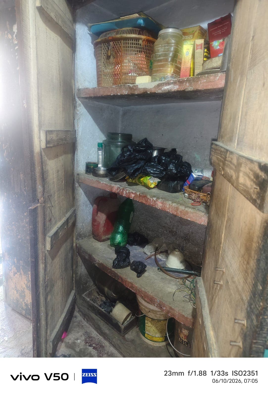 चोरों ने एक घर में की चोरी, नकदी व सामान उड़ाया