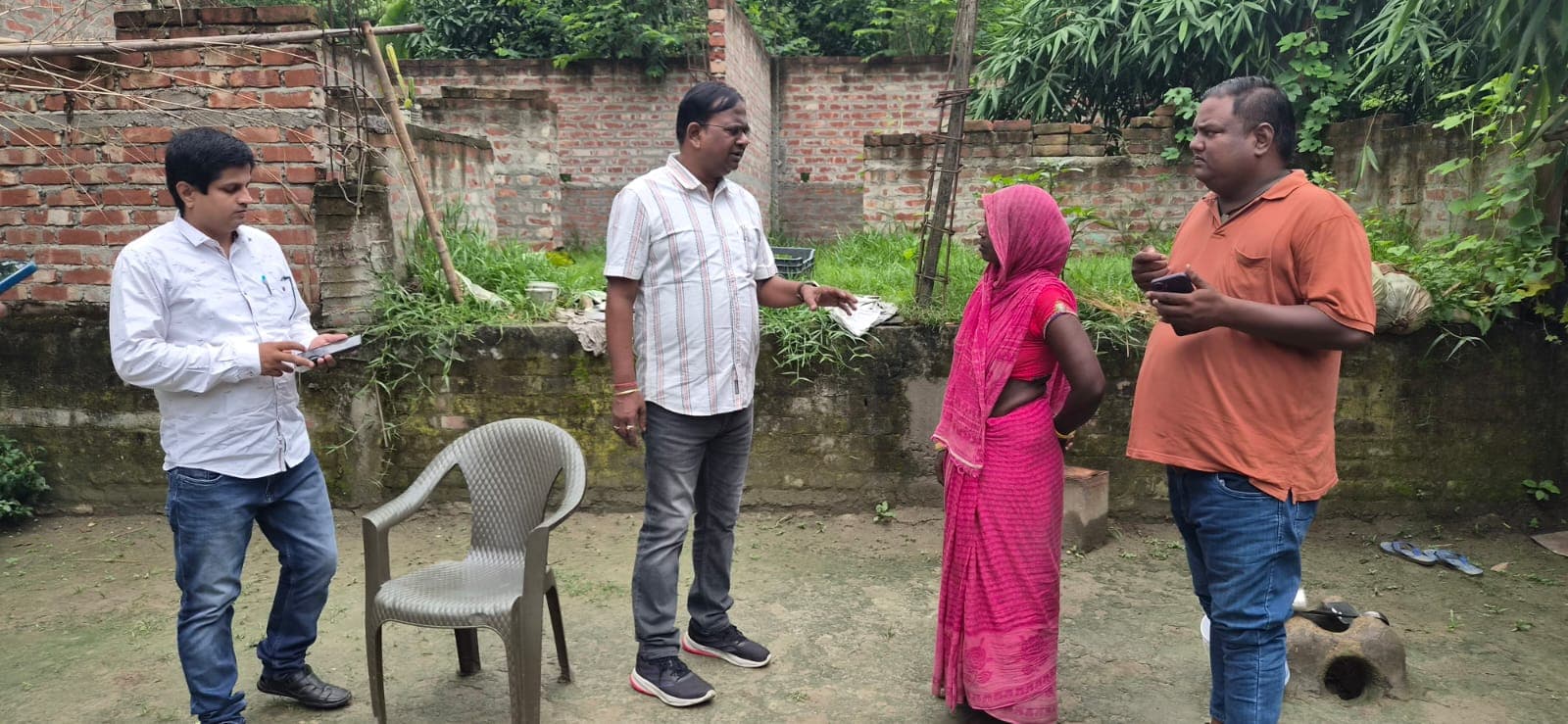 कर्मियों की टीम के साथ गांव पहुंचे बीडीओ, जन कल्याणकारी योजनाओं का लिया स्थलीय जांच