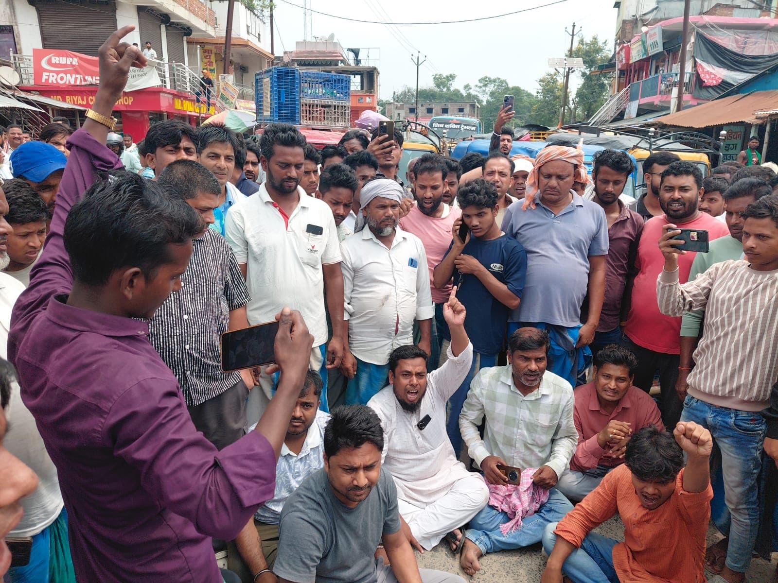कोढ़ा में बिजली संकट पर फूटा जनआक्रोश, एनएच-81 किया जाम