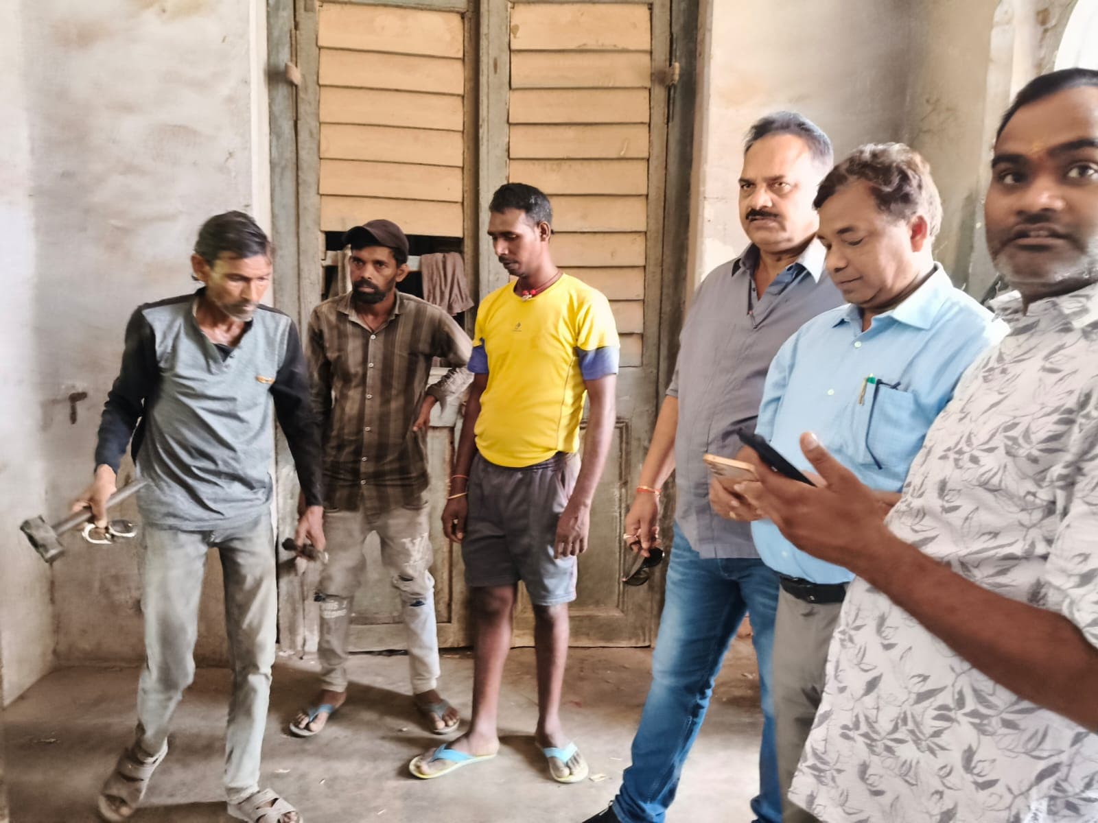 मधुपुर में 25 दिन बाद खुला रेडक्रॉस कार्यालय, प्रशासन ने कराया खाली