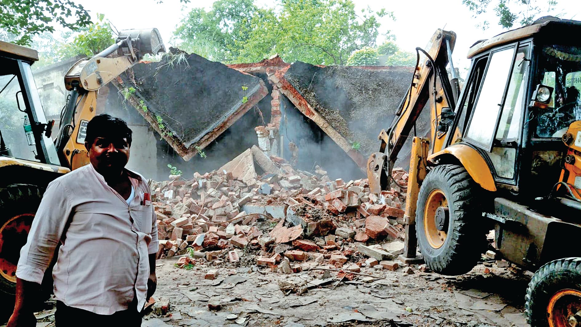 डीएसपी टाउनशिप में अतिक्रमण हटाओ अभियान, जर्जर औरै परित्यक्त क्वार्टरों पर चला बुलडोजर