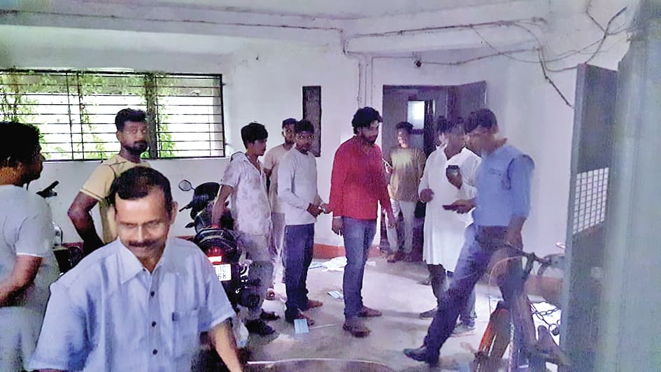 दुर्गापुर के ट्रंक रोड पर हंगामा, सरकारी राहत सामग्री हटाने का लगा आरोप, भाजपा का प्रदर्शन
