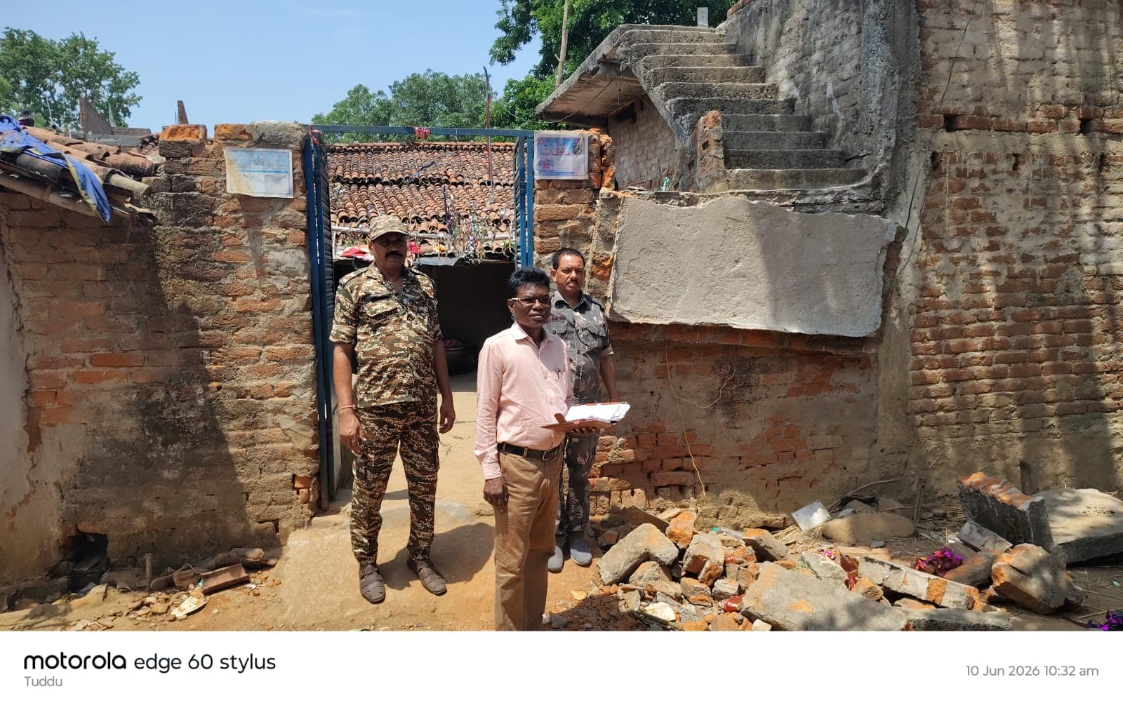 Giridih News :द्वार लगाने की रस्म के दौरान रेलिंग व छज्जा टूटा,दो दर्जन लोग घायल
