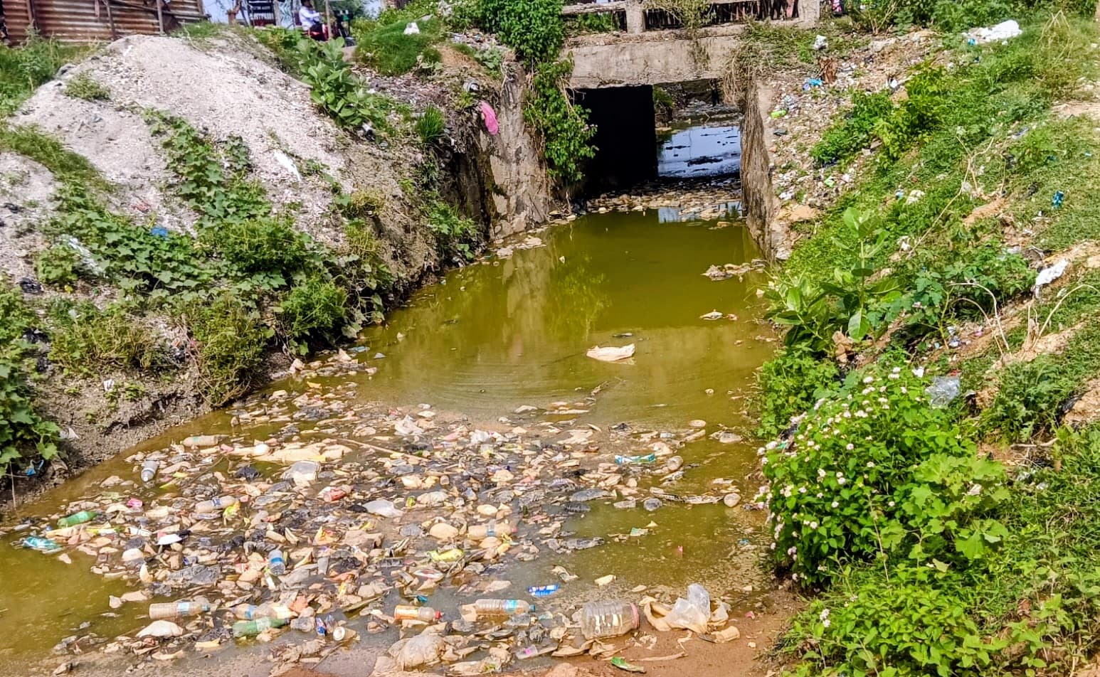 नहर चौक पर गंदे पानी और दुर्गंध से राहगीर परेशान