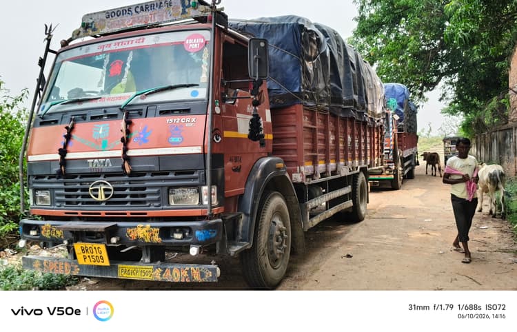 Giridih News :जीएसटी अधिकारी ने पकड़े खैनी लदे दो ट्रक