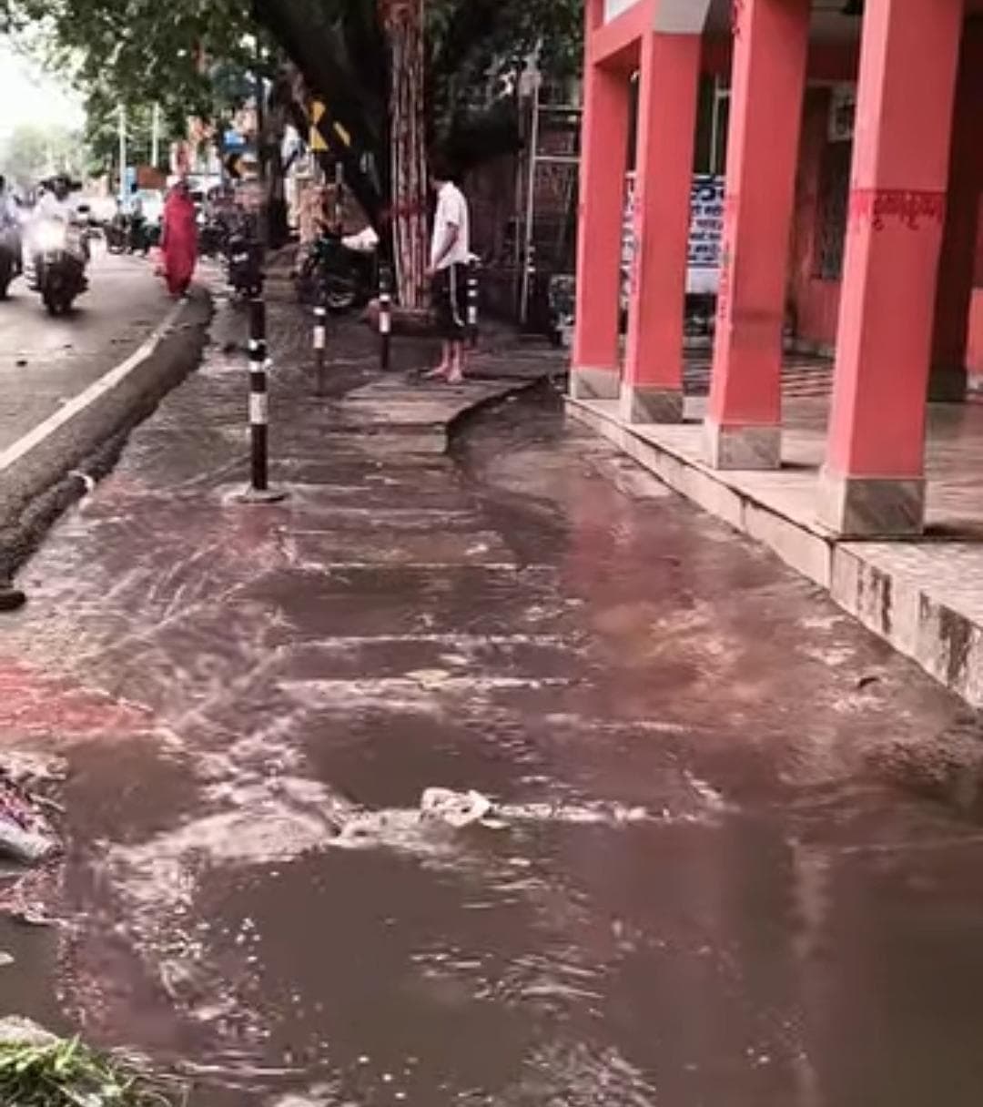 नाले की सफाई नहीं होने से श्रद्धालु परेशान