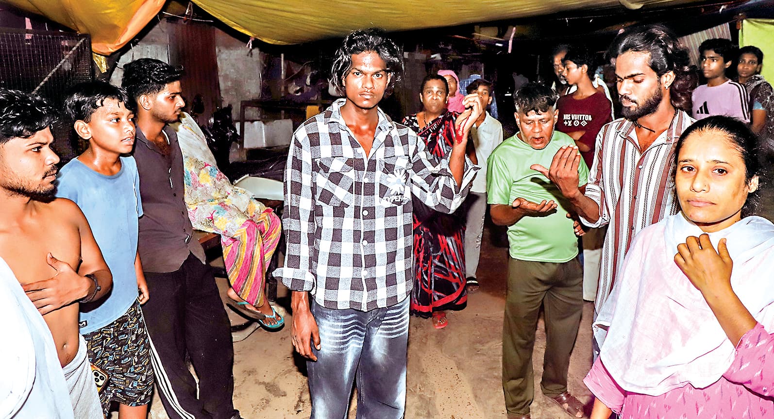 Jamshedpur News : सीतारामडेरा : कार की टक्कर से वृद्धा समेत तीन जख्मी, हंगामा