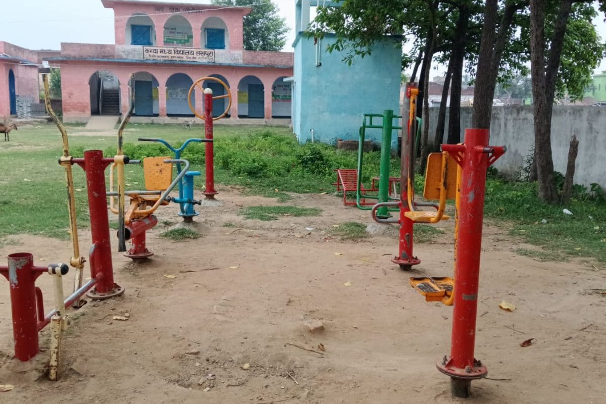 लाखों की लागत से बना Open Gym बना शोपीस, प्रोजेक्ट कन्या उच्च विद्यालय लखपुरा में जंग खा रहे उपकरण