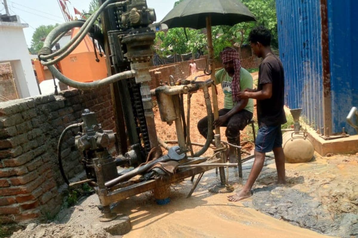 प्रभात इंपैक्ट : पेयजल संकट पर खबर छपते ही दौड़ा विभाग, बांका के इस गांव में करा रहे बोरिंग