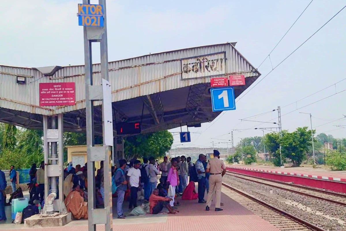 कटोरिया स्टेशन पर आरक्षण काउंटर व नयी ट्रेन के ठहराव की मांग तेज, यात्रियों में बढ़ रही नाराजगी
