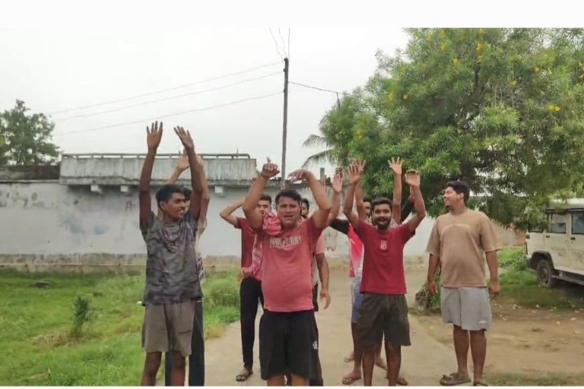 शंभुगंज में 20 साल से नहीं बदले बिजली पोल व तार, फूटा ग्रामीणों का गुस्सा, आंदोलन की चेतावनी