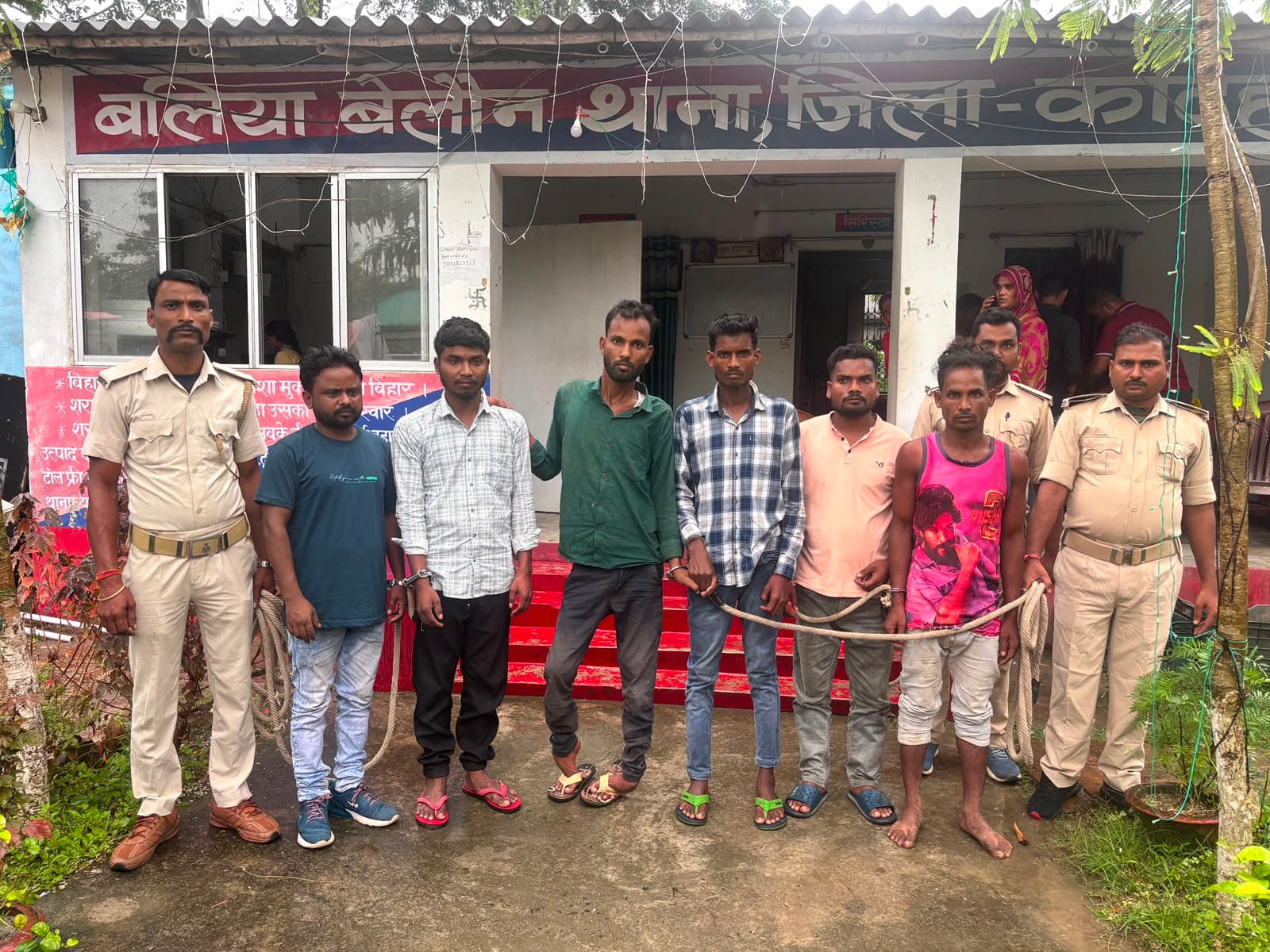बलिया बेलौन में छह शराबियों को किया गिरफ्तार