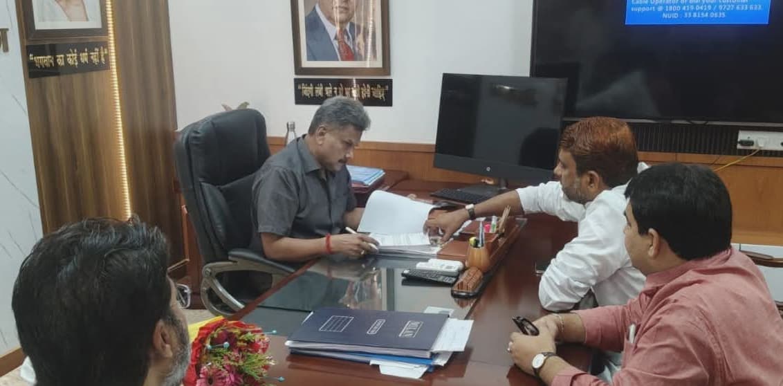 अमौर विधायक अख्तरुल ईमान ने ग्रामीण कार्य मंत्री से मिल अधूरी योजनाओं पर कराया ध्यानाकर्षण