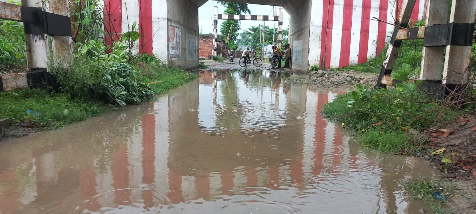 हल्की बारिश ने खोल दी प्रधानमंत्री सड़क की पोल, जोल्हनियां में सड़क बनी तालाब