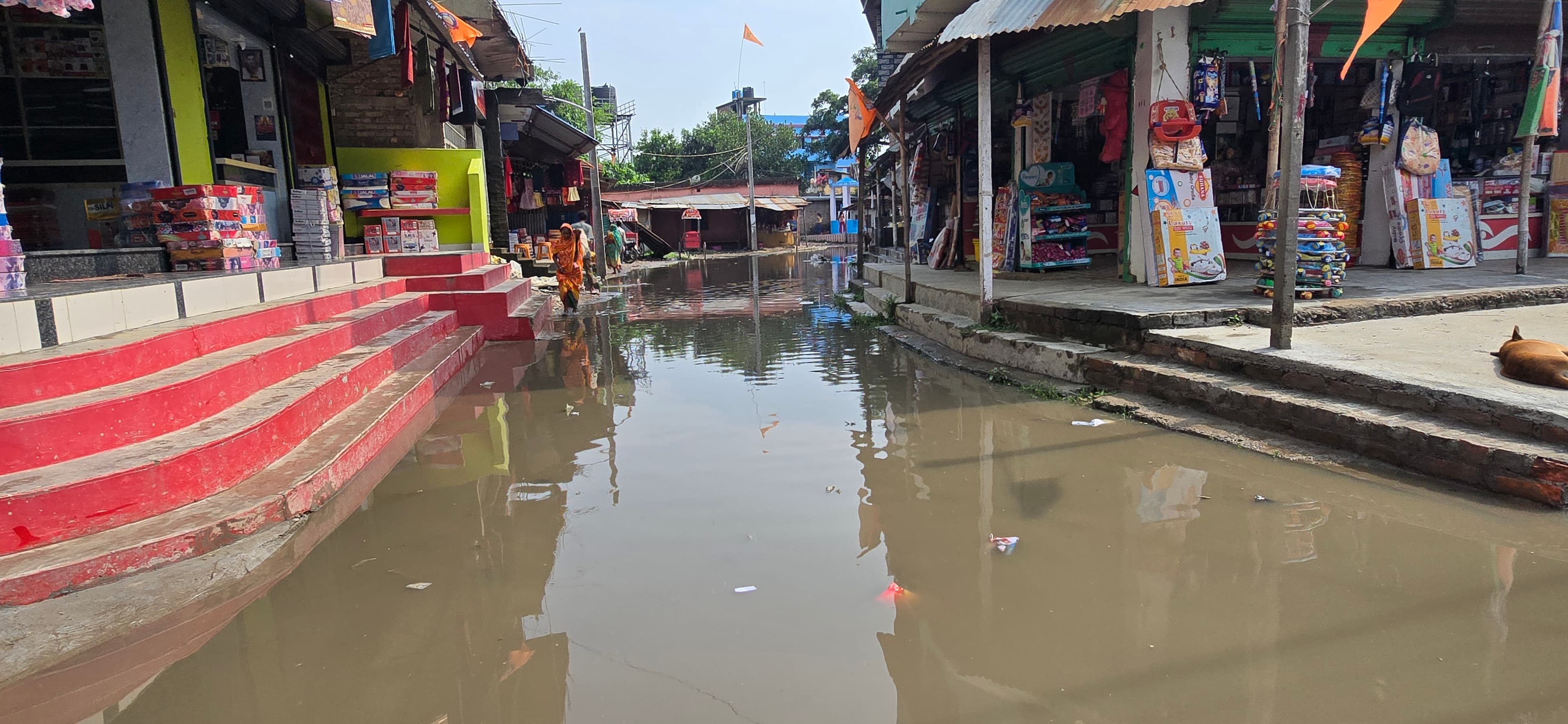 आजमनगर मुख्य बाजार में जलजमाव से व्यवसाय प्रभावित
