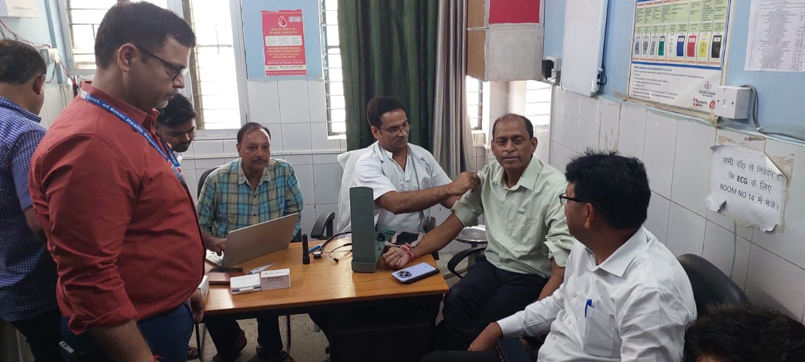 अस्पताल आने वाले लोगों को जांच व दवा आसानी से मिले: डीएम