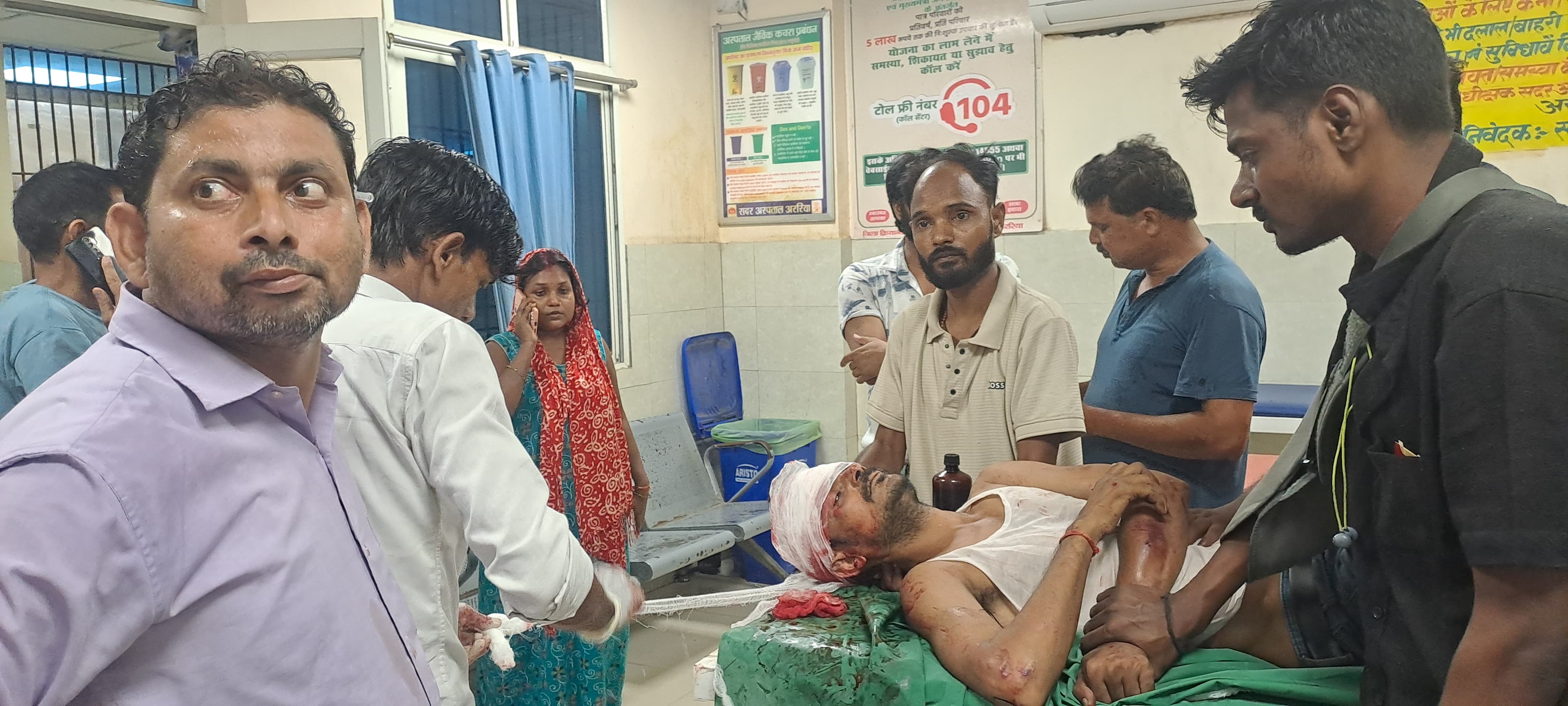 ट्रेन में मामूली विवाद के बाद रेलकर्मी को दिया धक्का, सिर में लगे 17 टांके, हालत गंभीर, रेफर