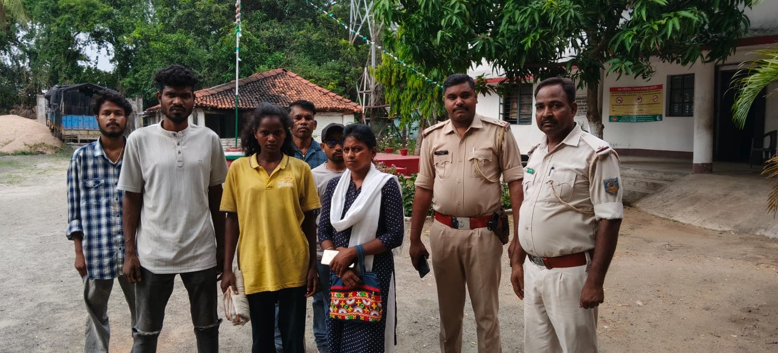 बिंदापाथर पुलिस ने मानसिक रूप से अस्वस्थ युवती को परिजनों को सौंपा
