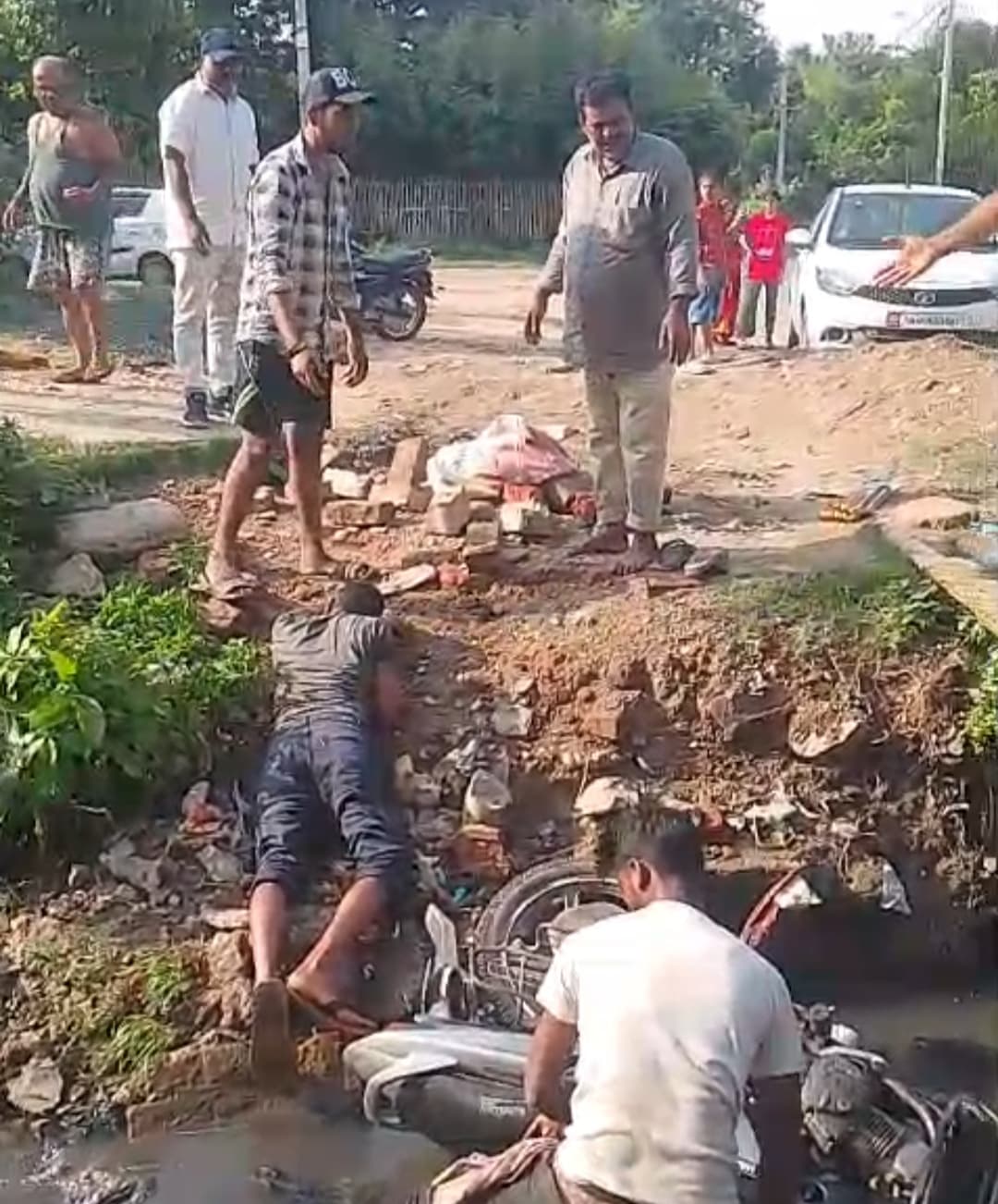 नाले में गिरकर बाइक सवार युवक घायल